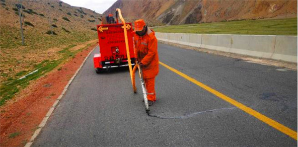 道路灌缝胶灌缝处理青海省祁连段省道路面裂缝